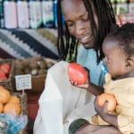 Éduquer les enfants à la lecture des étiquettes alimentaires dès le plus jeune âge.