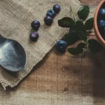 Les super-aliments pour améliorer votre sommeil : myrtilles, amandes et plus