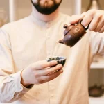 Utiliser le thé noir pour des soins capillaires naturels