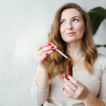 Intégrer les huiles essentielles dans votre routine de soins capillaires